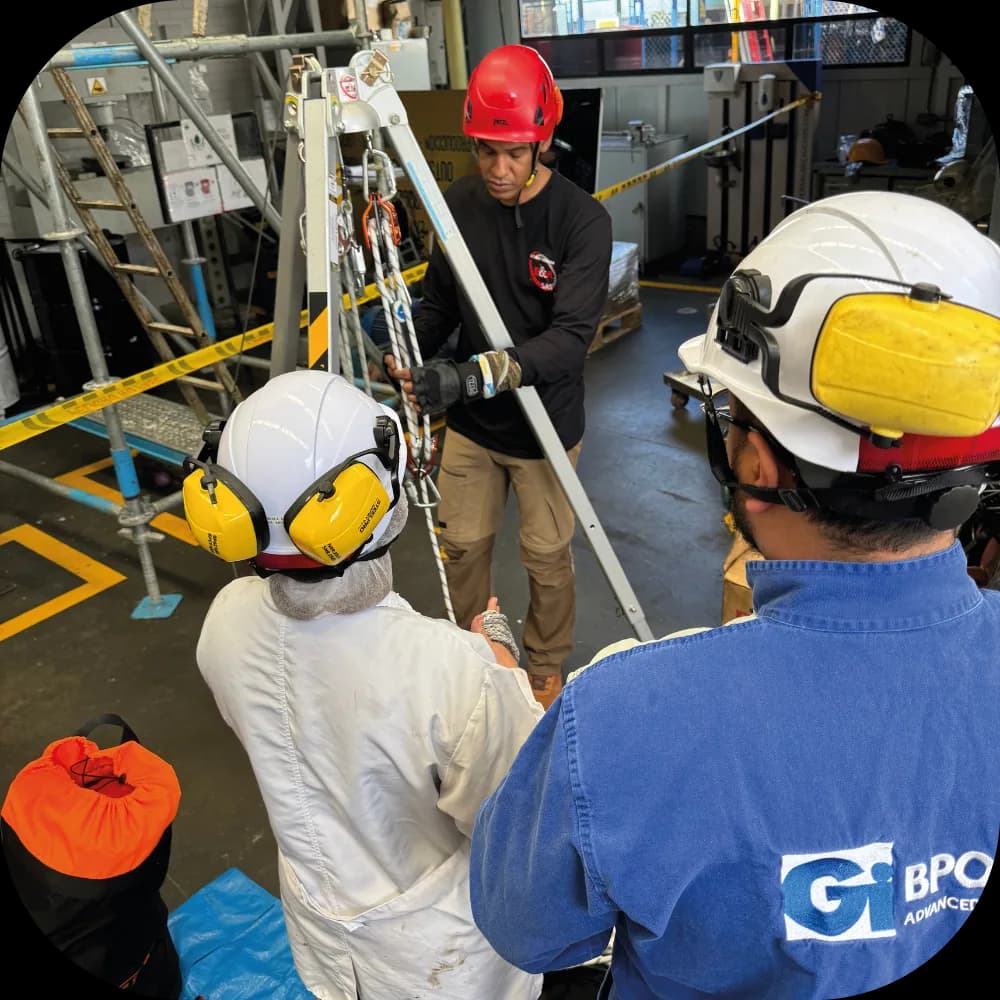 Trabajador con casco y protección auditiva, equipo de protección personal para alturas